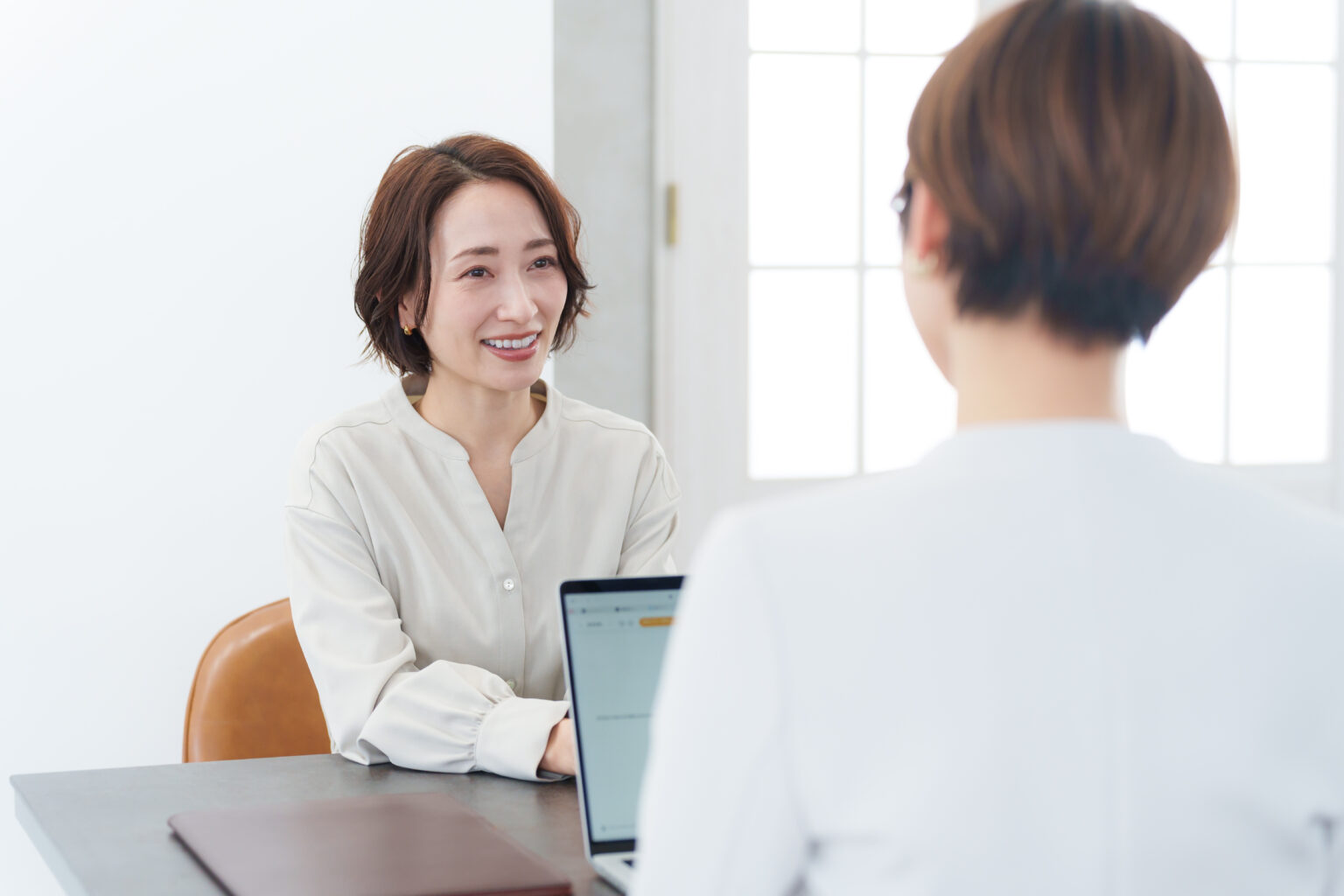 結婚相談所で相談する女性