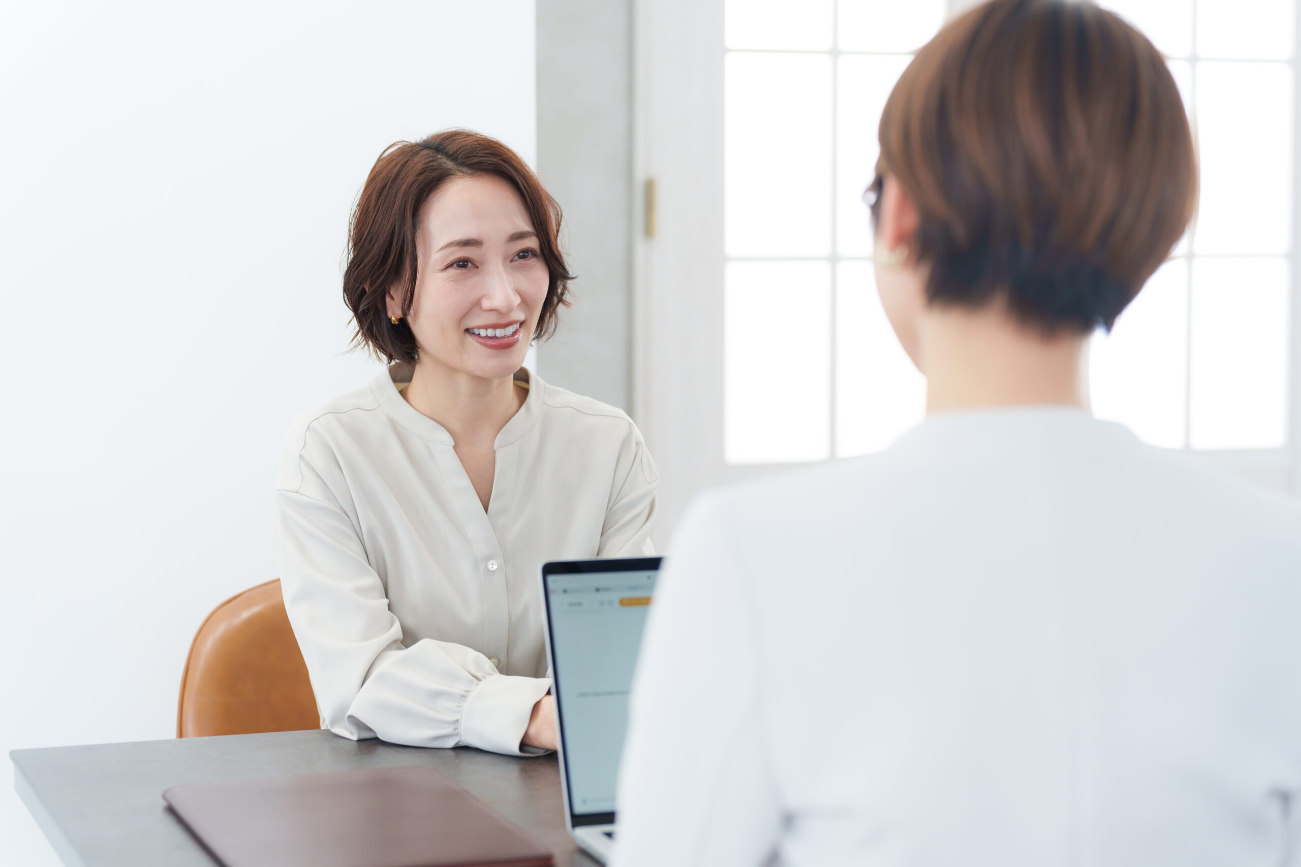 トップ 結婚相談所で相談する女性